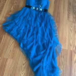 Gown it’s size 3. Junior